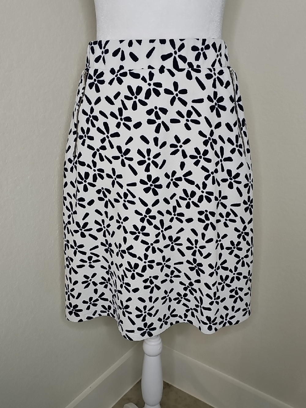 Le Lis Maura Navy, White Floral A-Line Zip Pocket Skirt Sz M